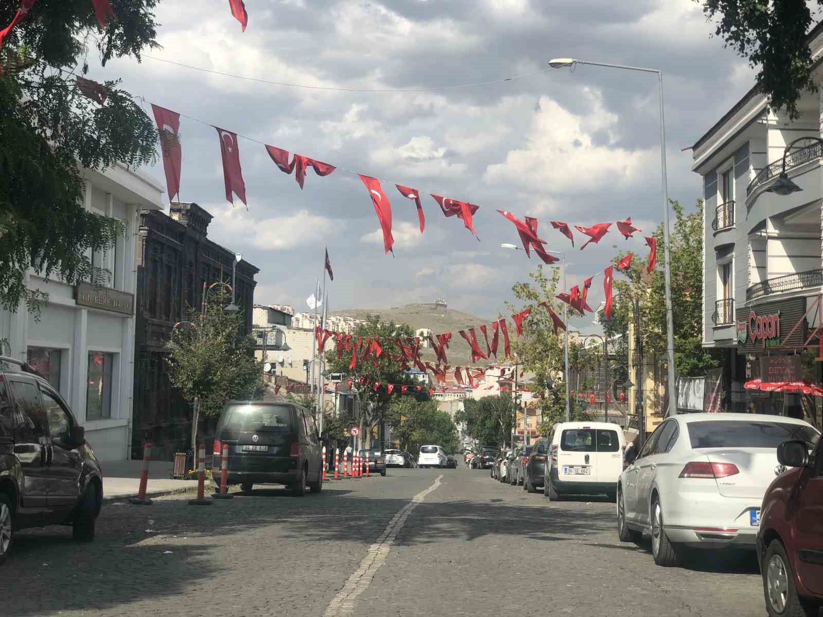 Kars’ta Zafer Bayramı öncesinde caddeler bayraklarla donatıldı