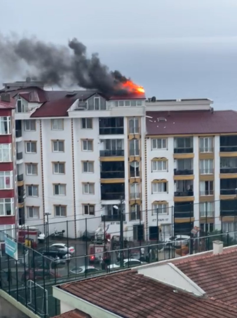 Sinop’ta bir apartmanın çatı katına yıldırım düştü