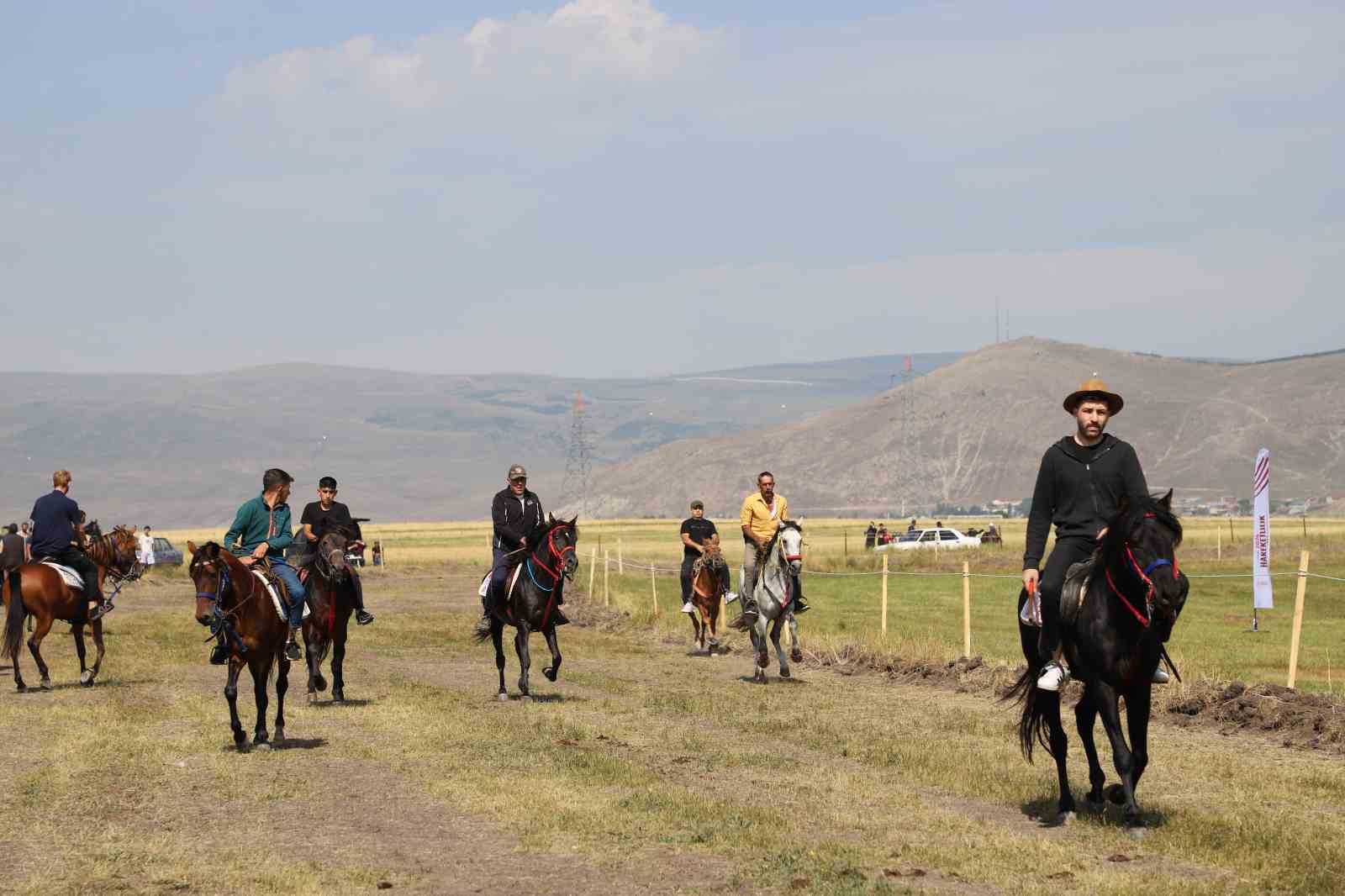 Rahvan At Yarışı final koşuları, sağanak ve dolu sebebiyle ertelendi