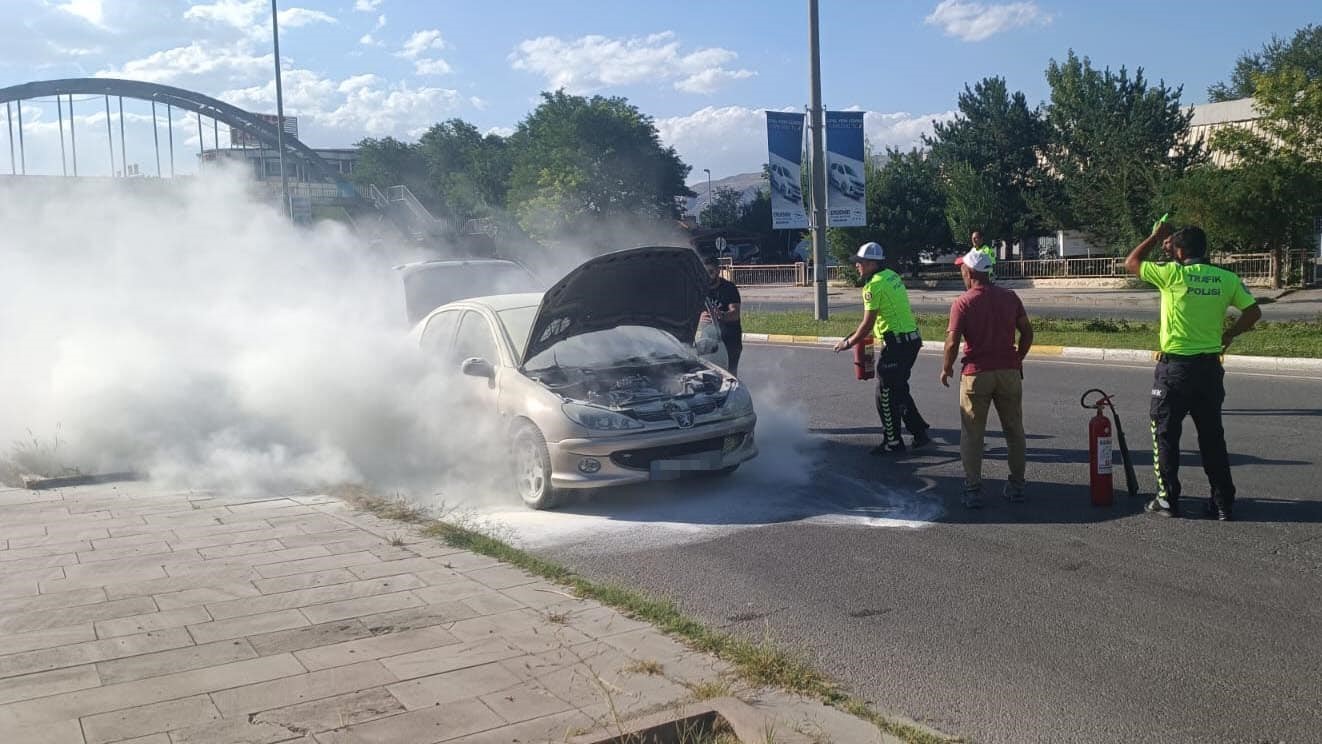 Yanan otomobili trafik polisleri yangın tüpüyle söndürdü