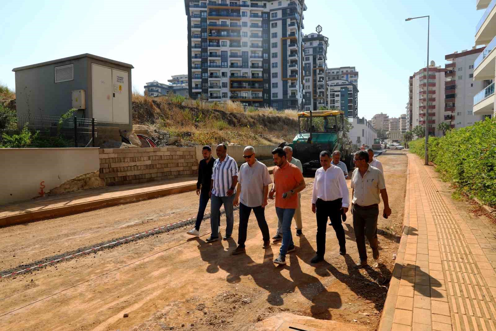 Alanya Belediyesi’nden Mahmutlara sıcak asfalt