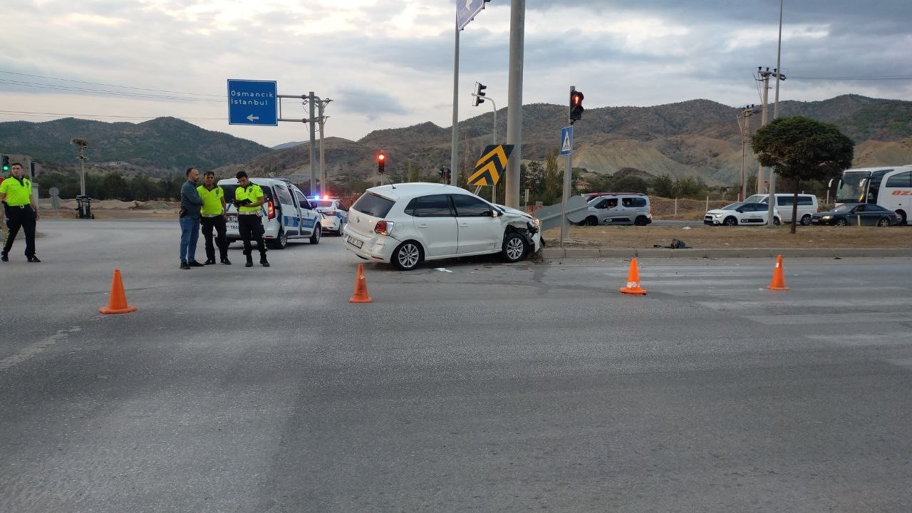 Kırmızı ışık ihlali trafik kazasına neden oldu, 2’si çocuk 4 kişi yaralandı