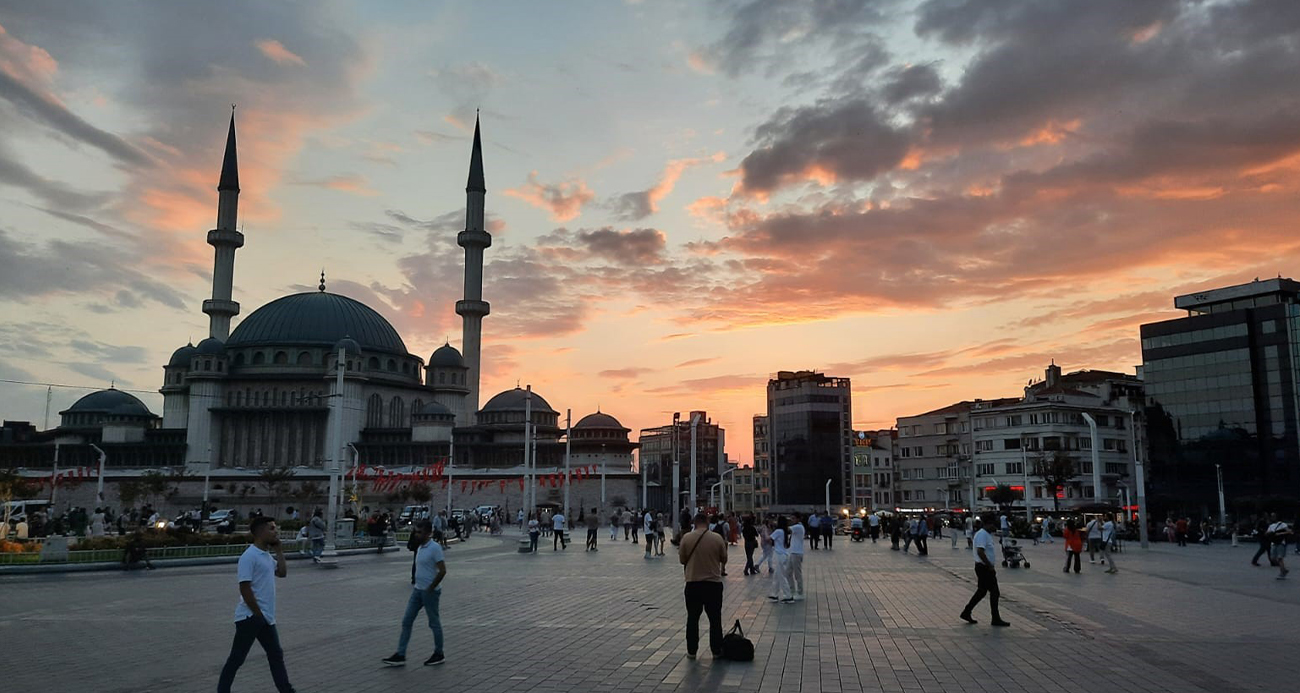 Taksim’de kartpostallık gün batımı manzarası