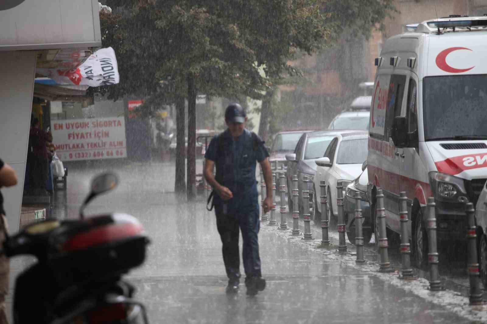 Konya’da aniden bastıran sağanak etkili oldu