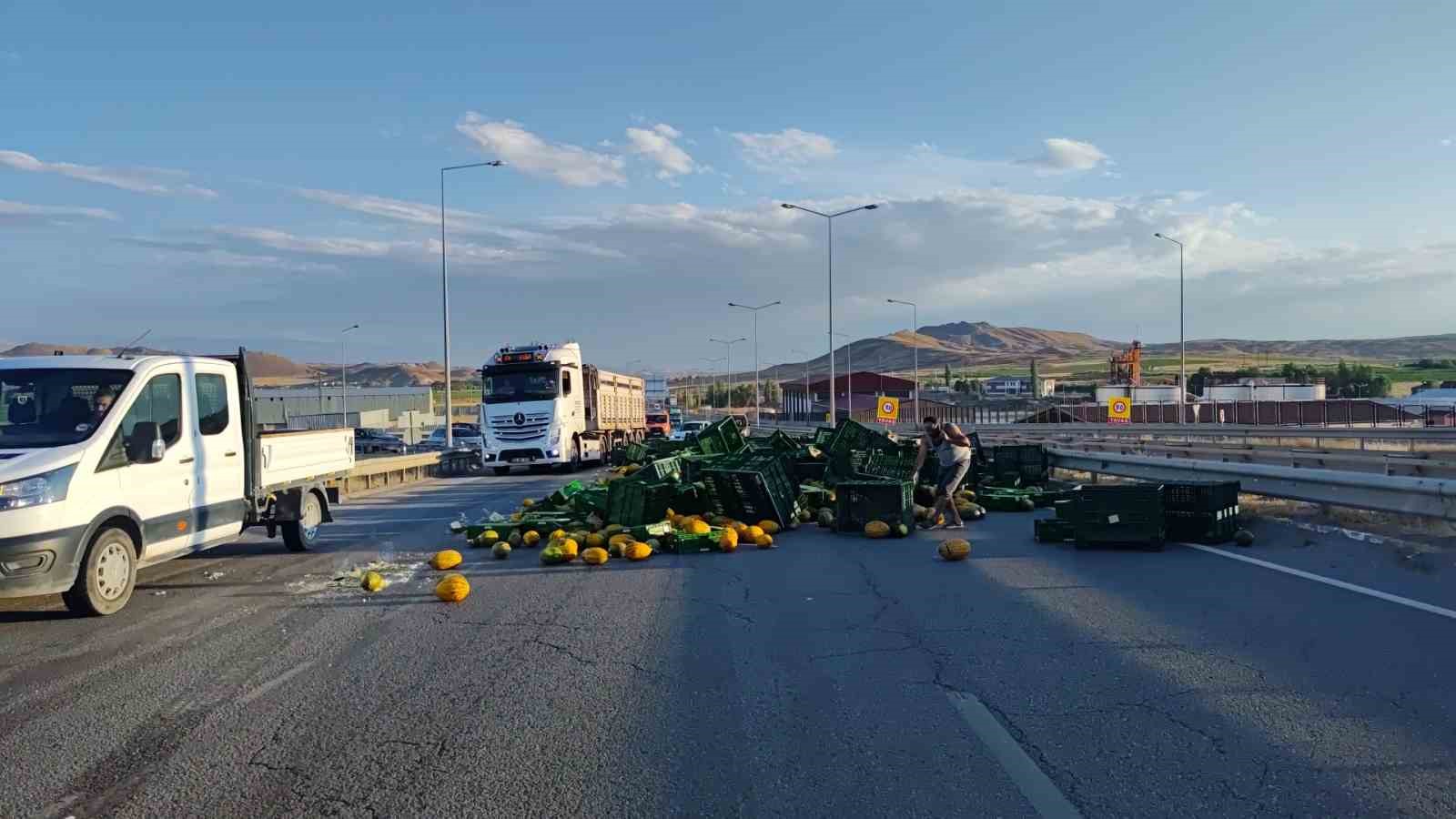 Tır viraja hızlı girdi: Yola savrulan tonlarca kavun kara yolunu kapattı