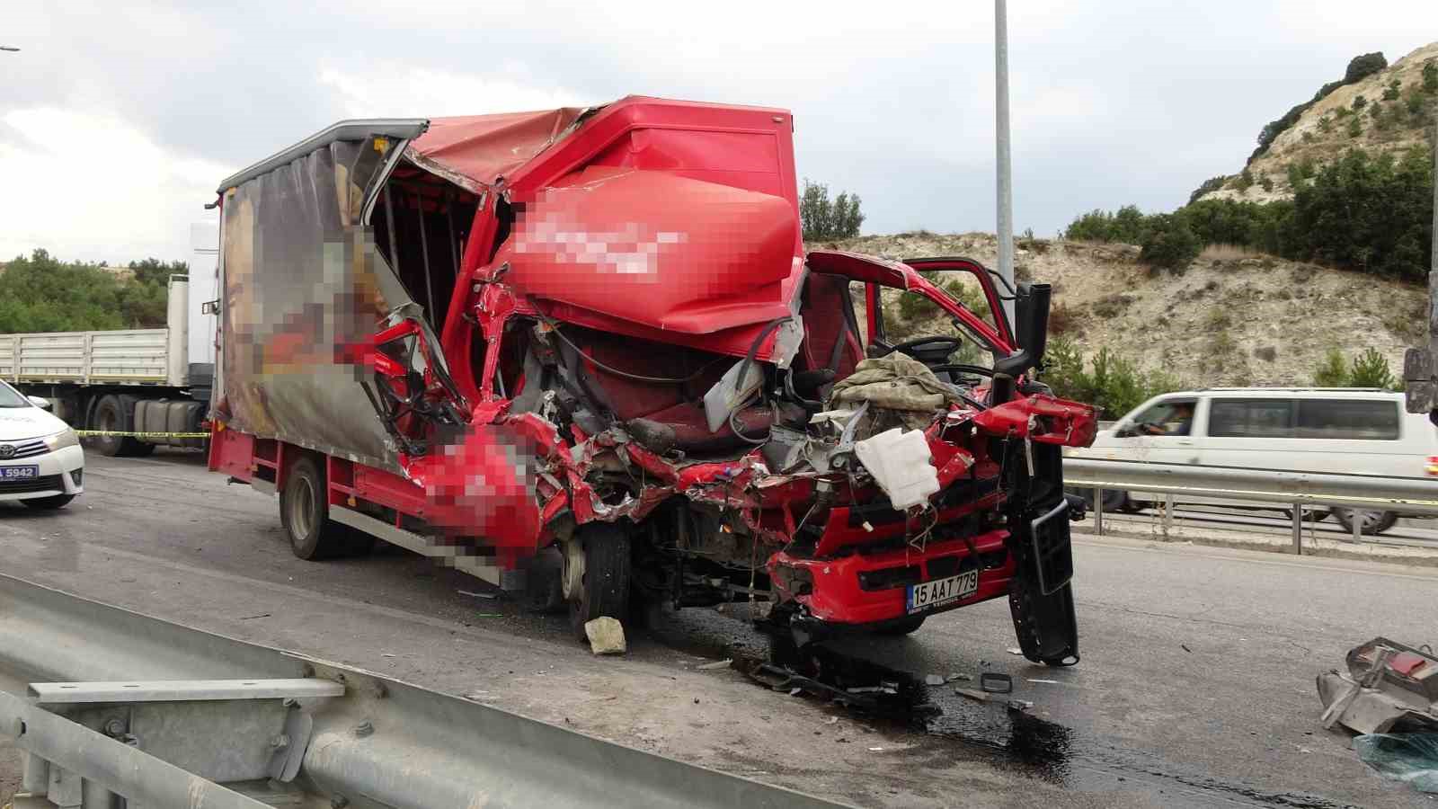 Burdur-Antalya kara yolunda kamyona arkadan çarpan kamyonetteki yolcu hayatını kaybetti