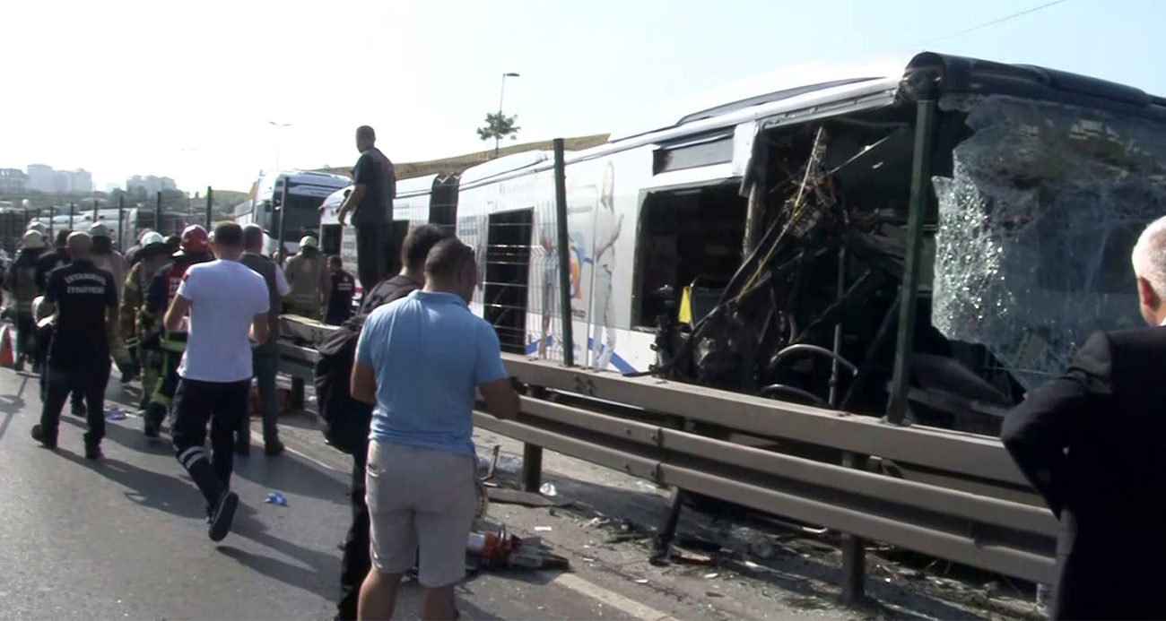 Metrobüs kazasında gözaltına alınan 3 kişi adliyeye sevk edildi