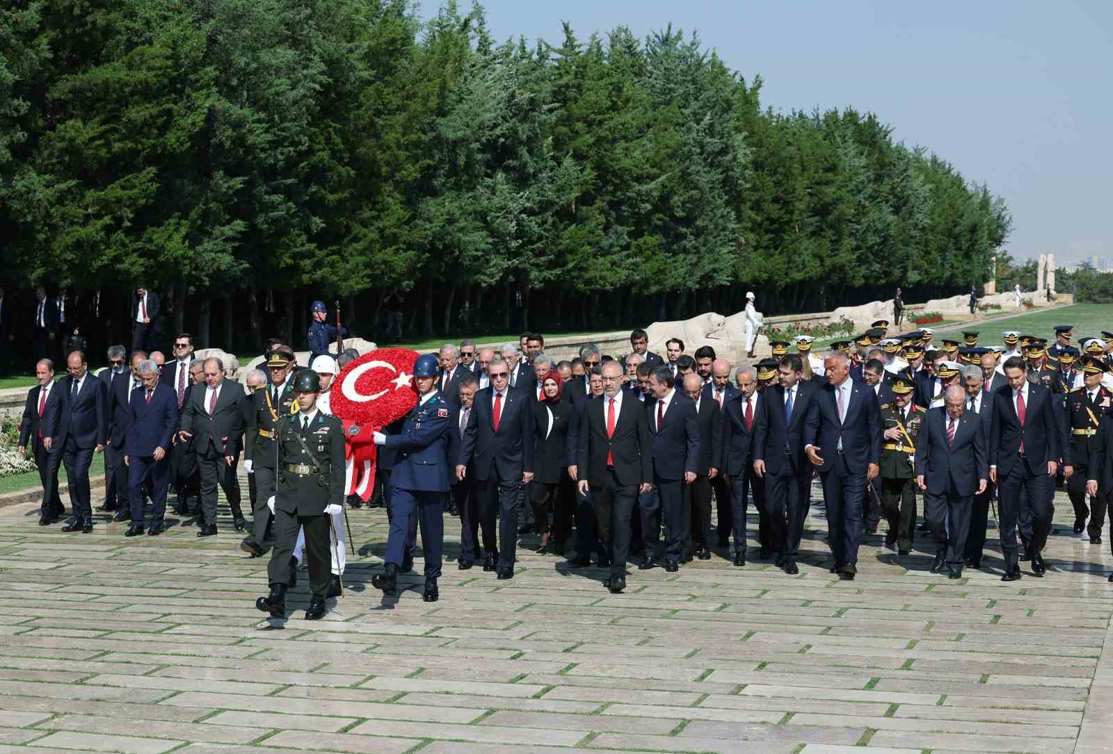 Cumhurbaşkanı Erdoğan, 30 Ağustos dolayısıyla Anıtkabir’i ziyaret etti