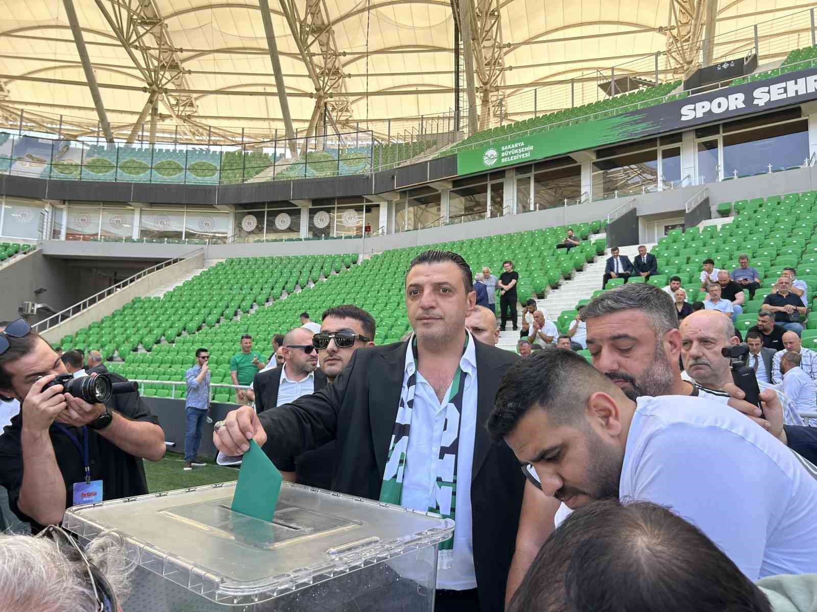 Sakaryaspor Kulüp Başkanı İn, görevinden istifa ettiğini duyurdu