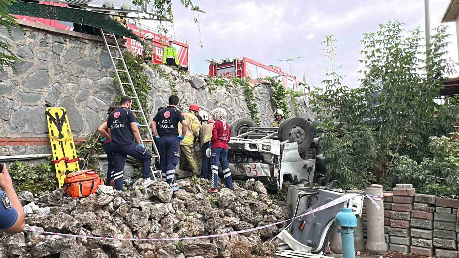 Başakşehir’de kontrolden çıkan kamyonet 5 metre yükseklikten siteye düştü