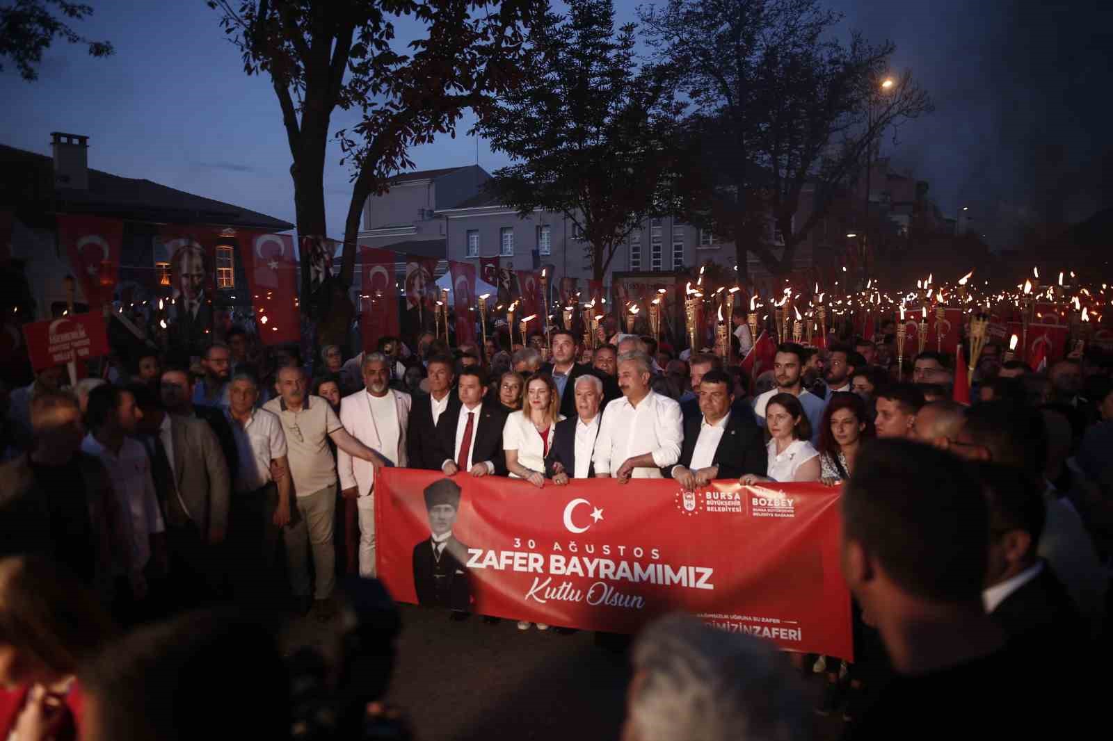 Bursa’da 30 Ağustos coşkusu...Binlerce kişi fener alayında buluştu, Nilüfer’i dinledi