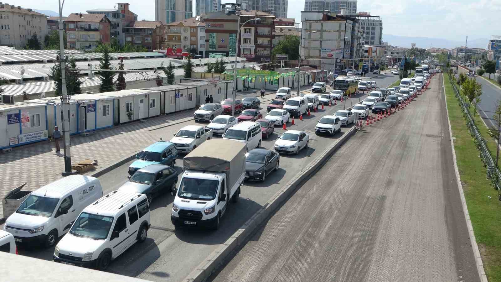 Malatya’da yol çalışmaları nedeniyle oluşan trafiğe tepki