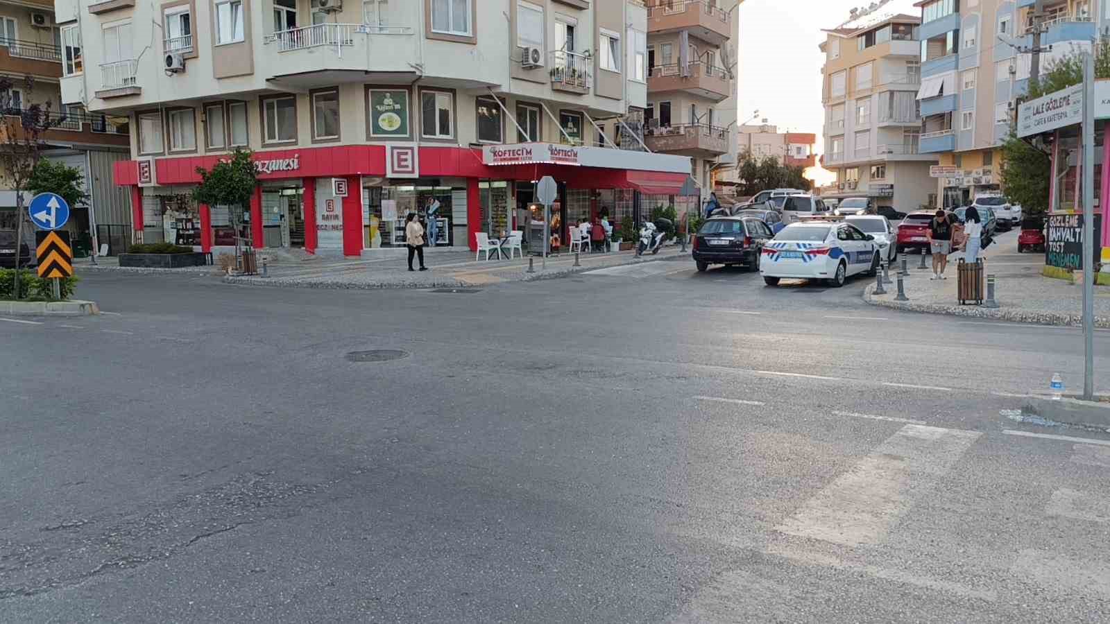 Antalya’da motosiklet ile elektrikli bisiklet çarpıştı: 2 yaralı