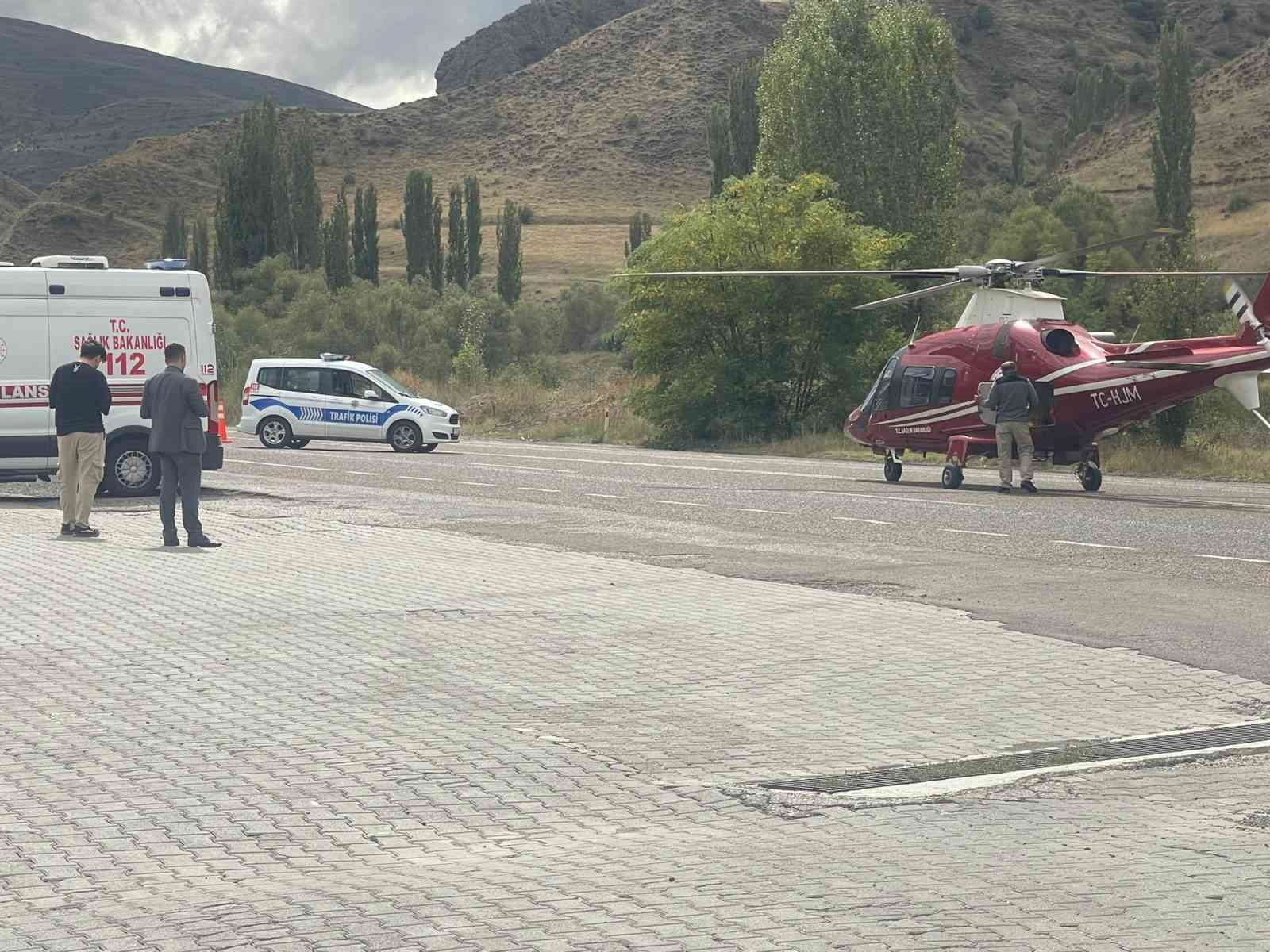 Ambulans helikopter kalp krizi geçiren hasta için Erzurum-Artvin kara yoluna indi