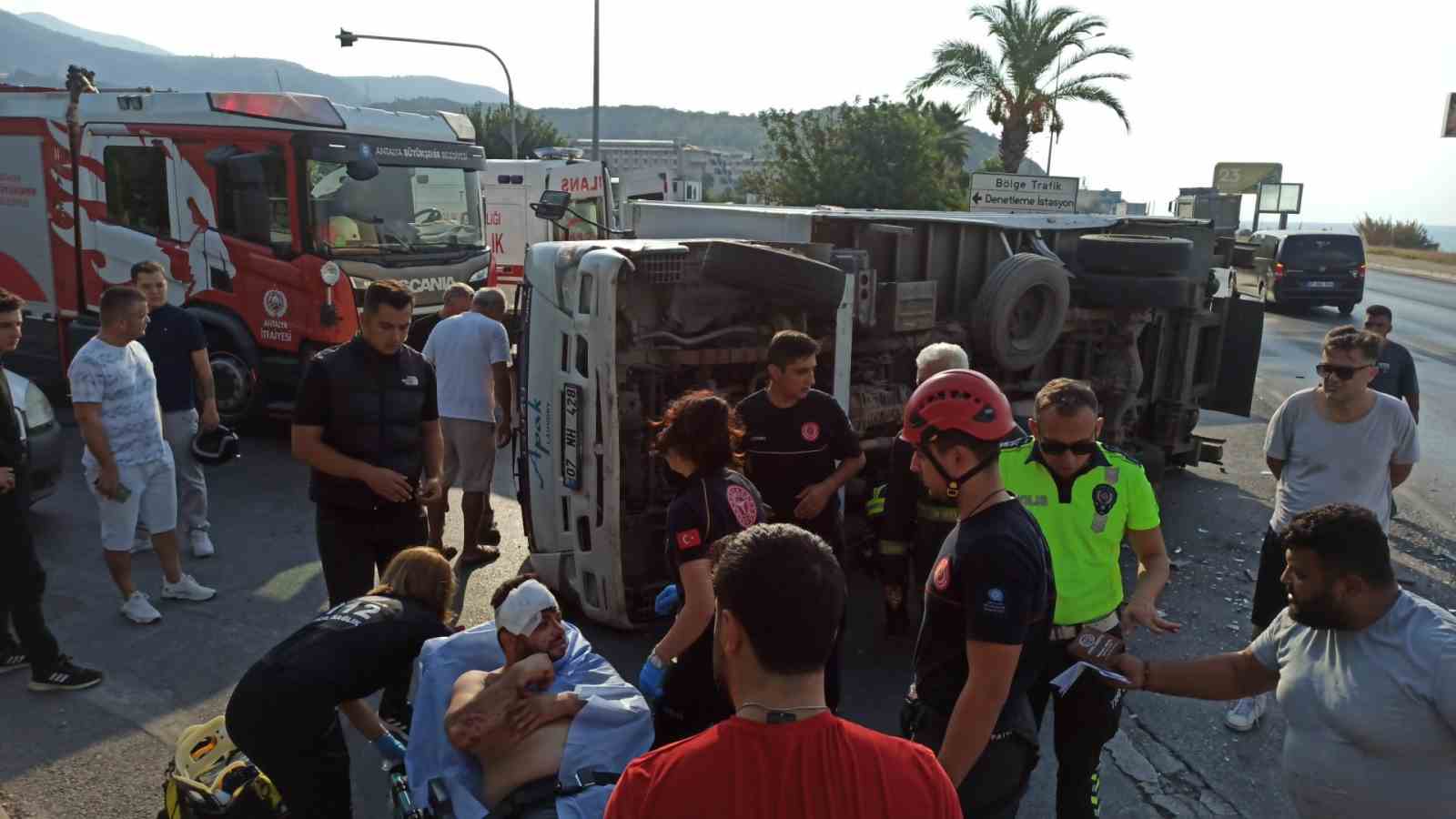 Alanya’da otomobille çarpışan kamyon devrildi: 1 ağır yaralı