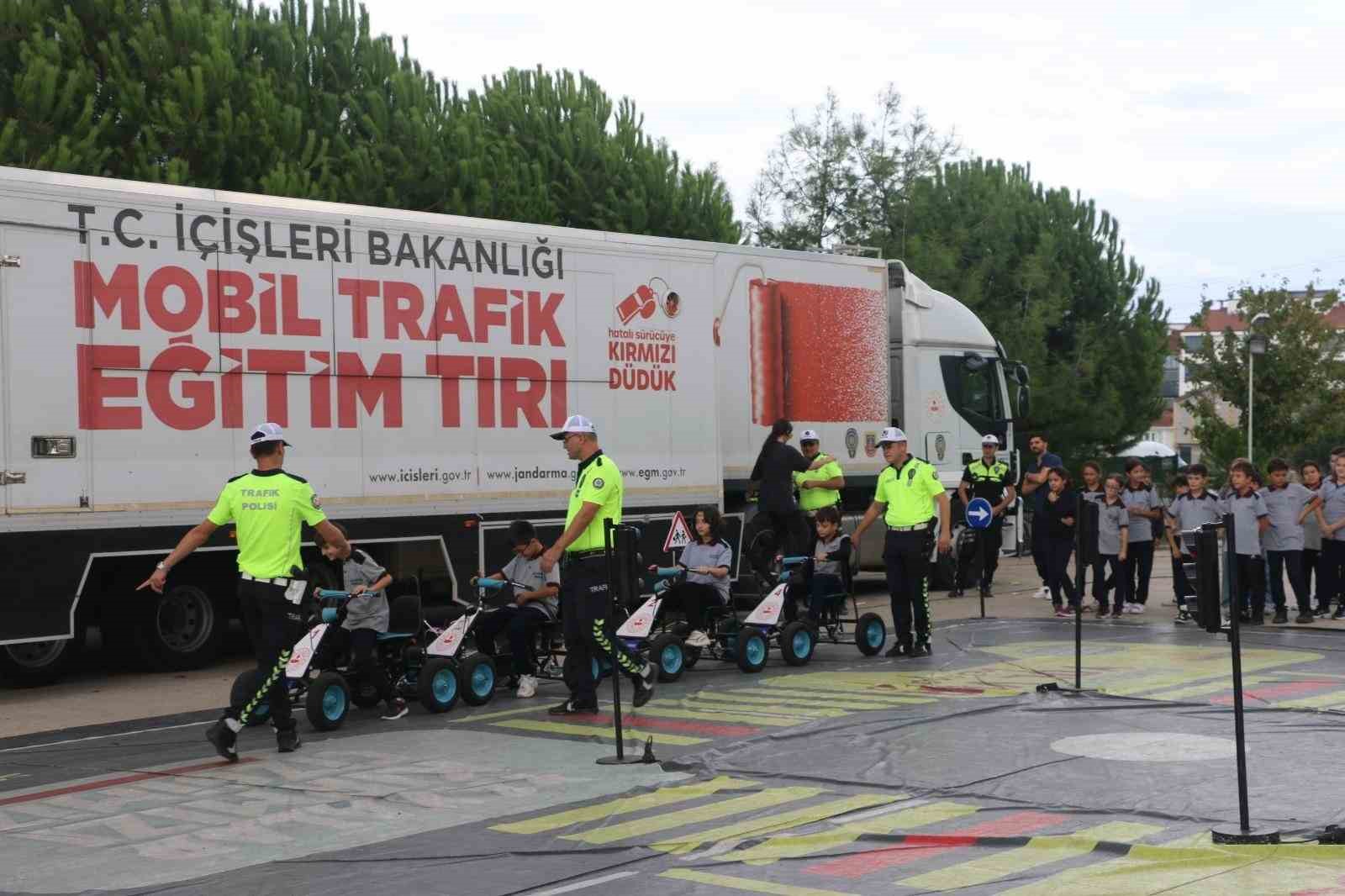 Mobil Trafik Eğitim Tırı ile 8 bine yakın öğrenciye trafik eğitimi