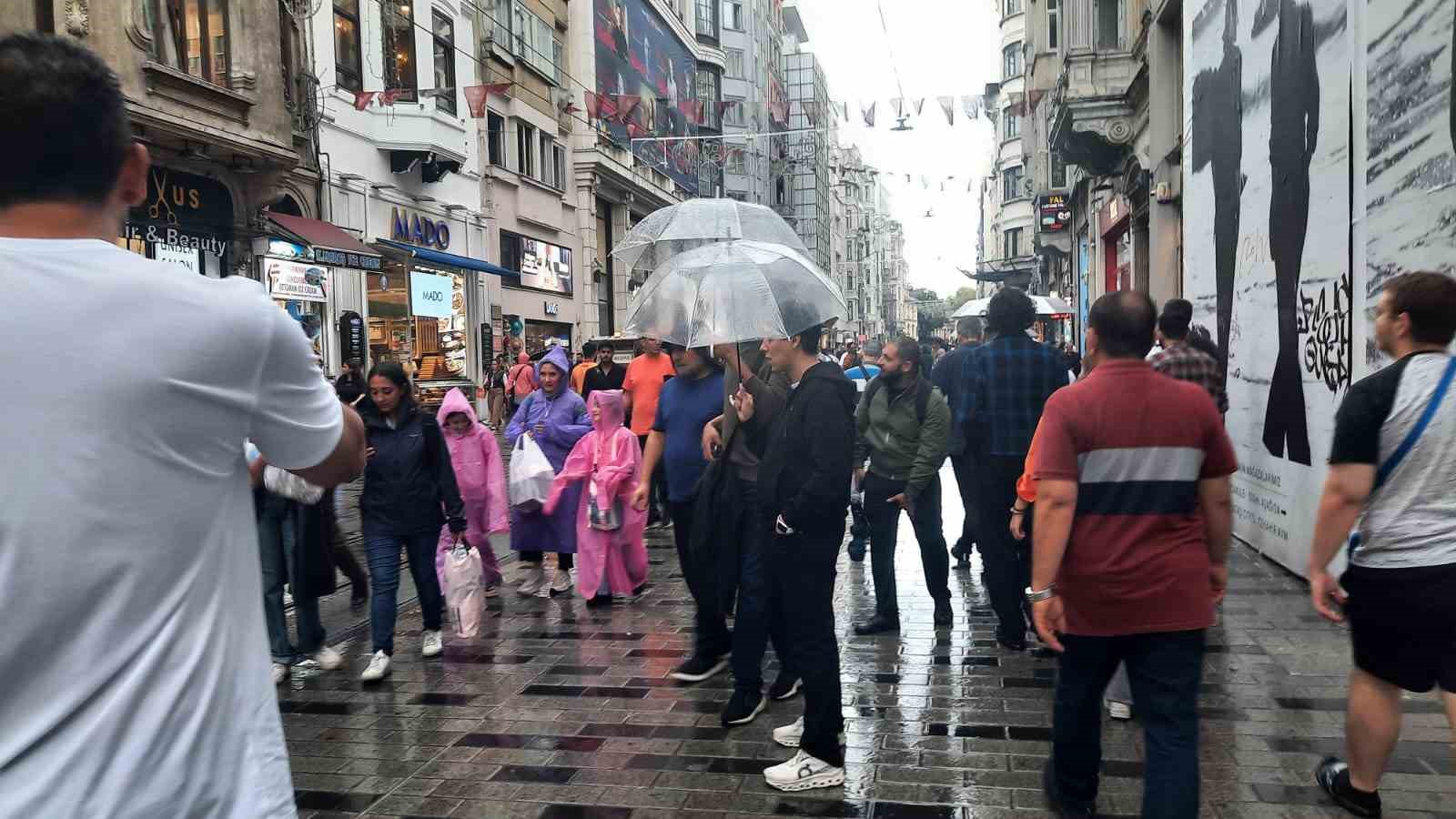 Yağmura Taksim Meydanı’nda yakalanan vatandaşlar zor anlar yaşadı