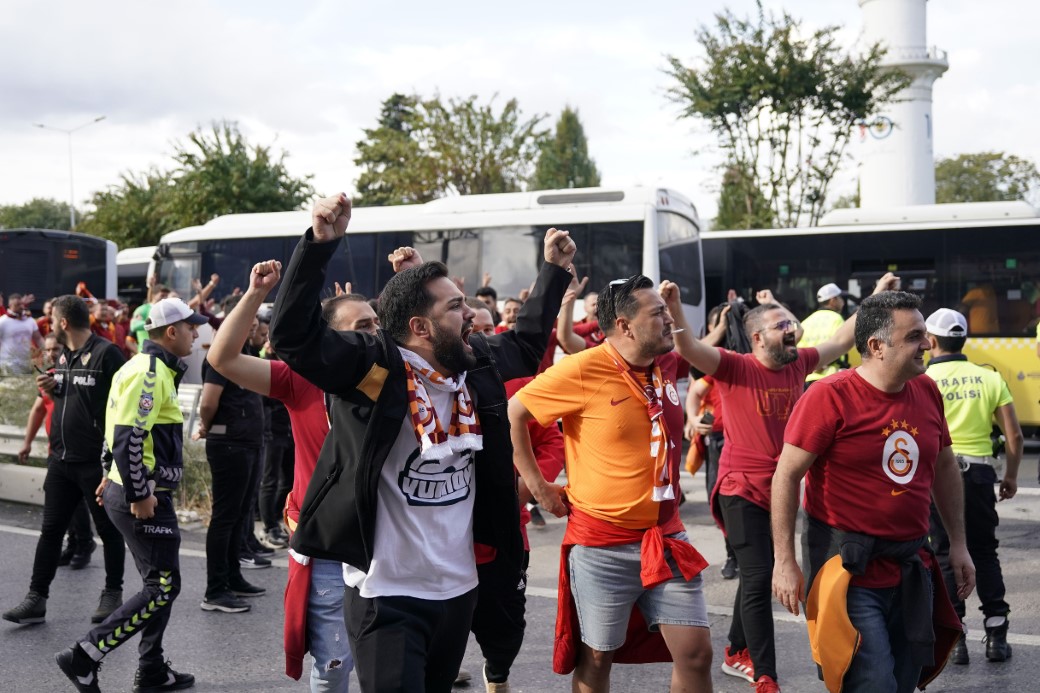 Galatasaray taraftarı stada geldi