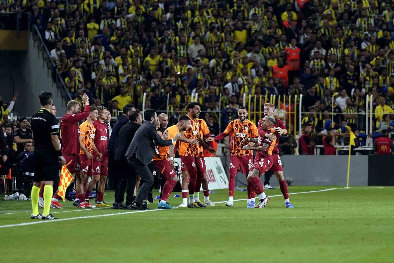 Trendyol Süper Lig: Fenerbahçe: 0 - Galatasaray: 2 (İlk yarı)