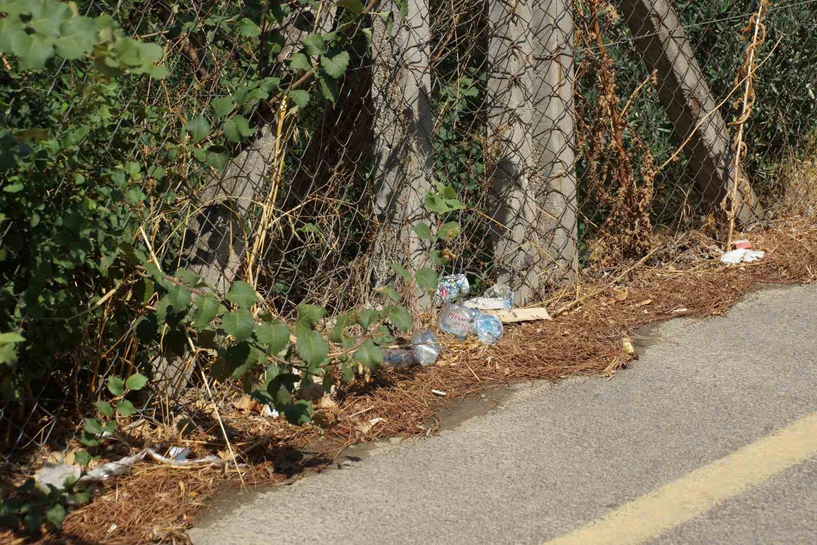 Kızılcaköy Mahallesi’nde yol kenarına atılan çöpler çevreyi kirletiyor