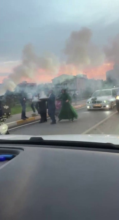 Pendik’te düğün konvoyu yaparak yolu kapatan sürücülere para cezası