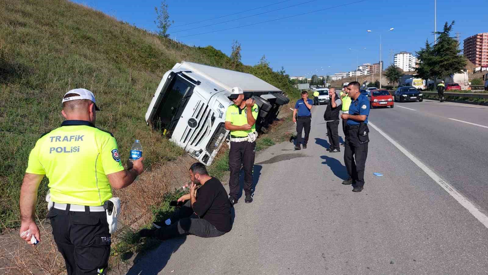 Polis, devrilen tırın sürücüsünü su ikram ederek teselli etti