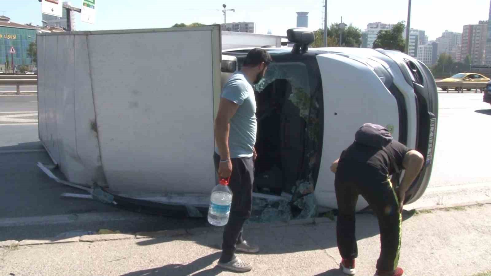 Üsküdar’da ev eşyası taşıyan kamyonet yan yattı: 1 yaralı