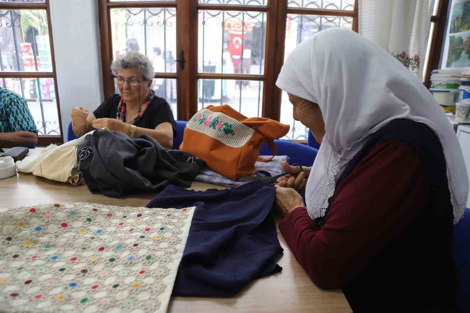 100 Yaş Evi’nde “Geri Dönüşüm” Atölyesi ile eskiler yenilenerek değerleniyor