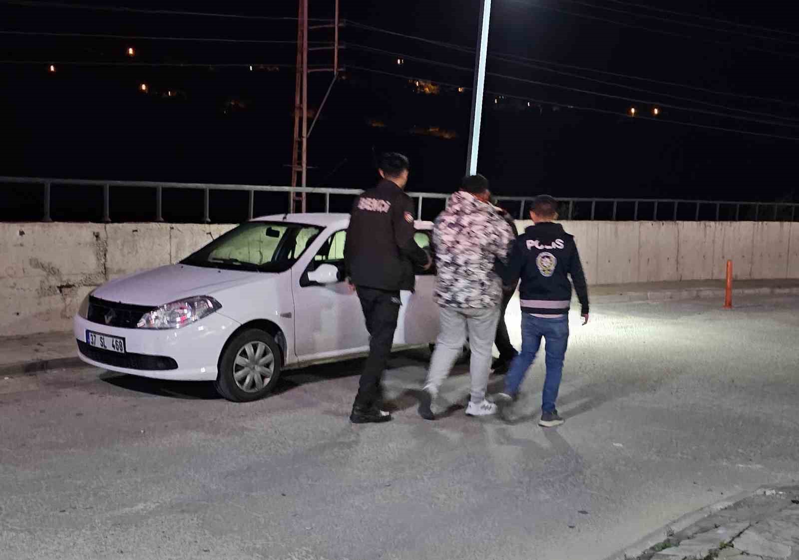 Polis ekibine silah çekip tehditler savurmuşlardı: Tekrar gözaltına alındılar