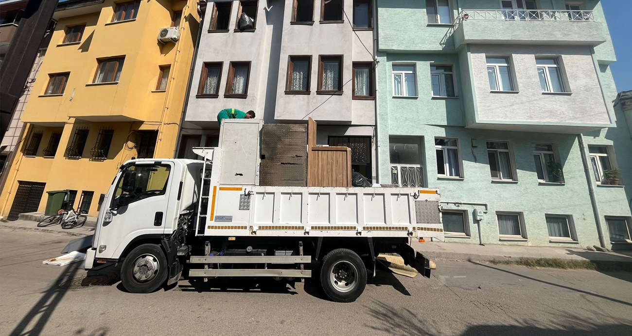 Bursa’da bir apartmandan 5 kamyon çöp çıktı