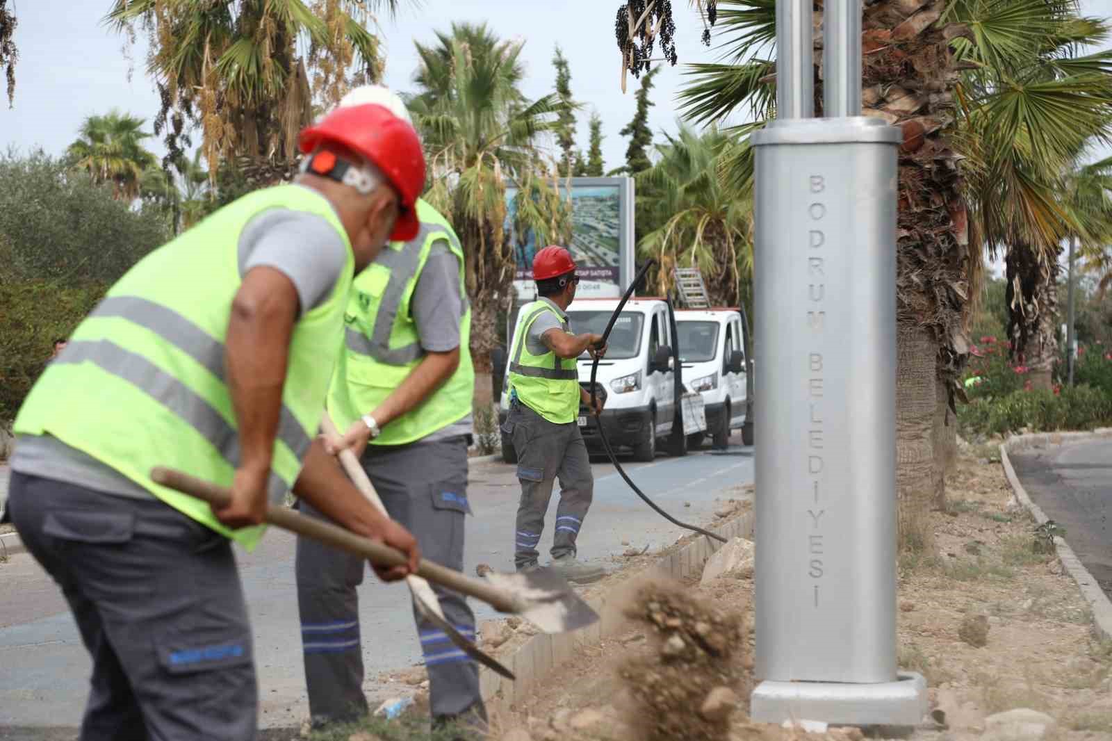 Turgutreis kıyı şeridinde aydınlatma çalışmaları sürüyor