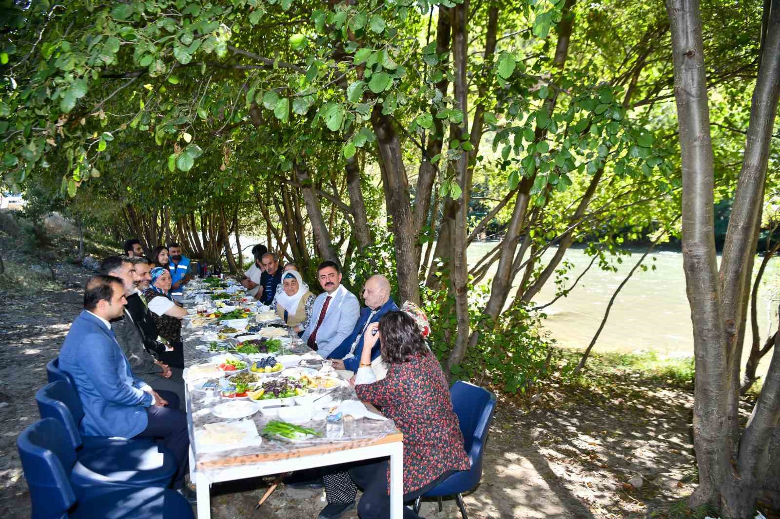 Tunceli’de, 85 yaş üstü vatandaşlar Munzur çayı kıyısında kahvaltı etkinliğinde buluştu