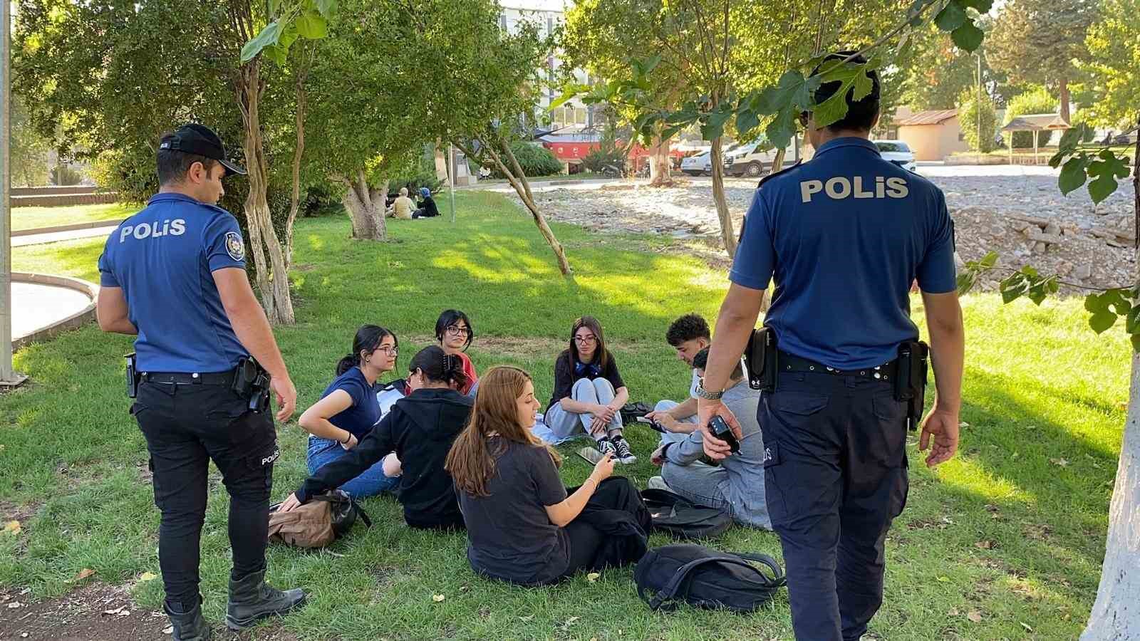 Polis ekiplerinden Mimar Sinan Parkına sıkı denetim