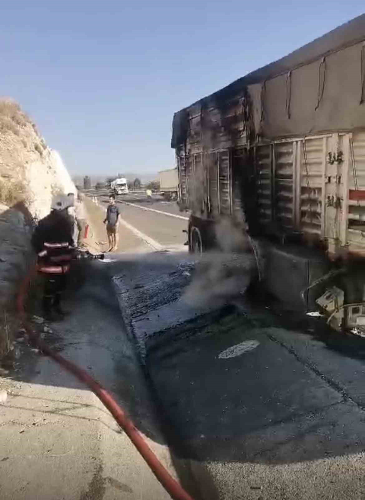 Tarsus’ta nohut yüklü tırda yangın çıktı