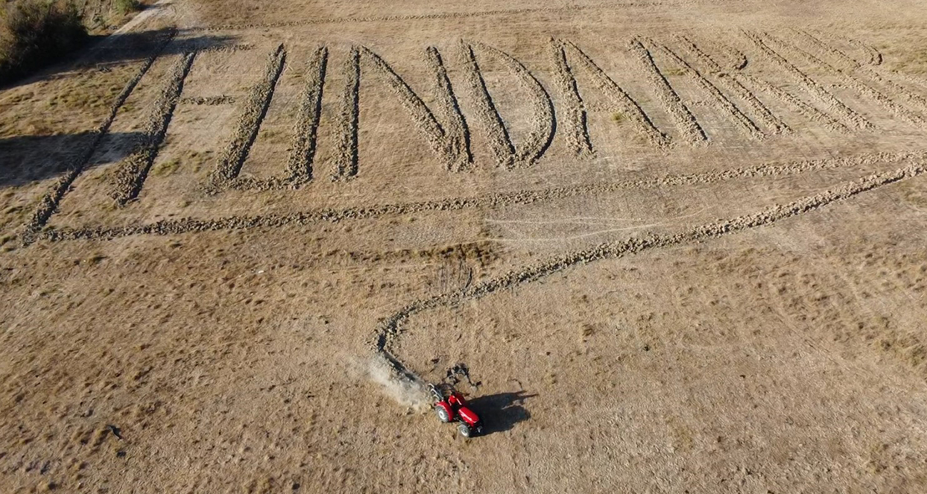 Traktörüyle tarlaya Funda Arar’ın ismini yazmıştı, ikili bir araya geldi