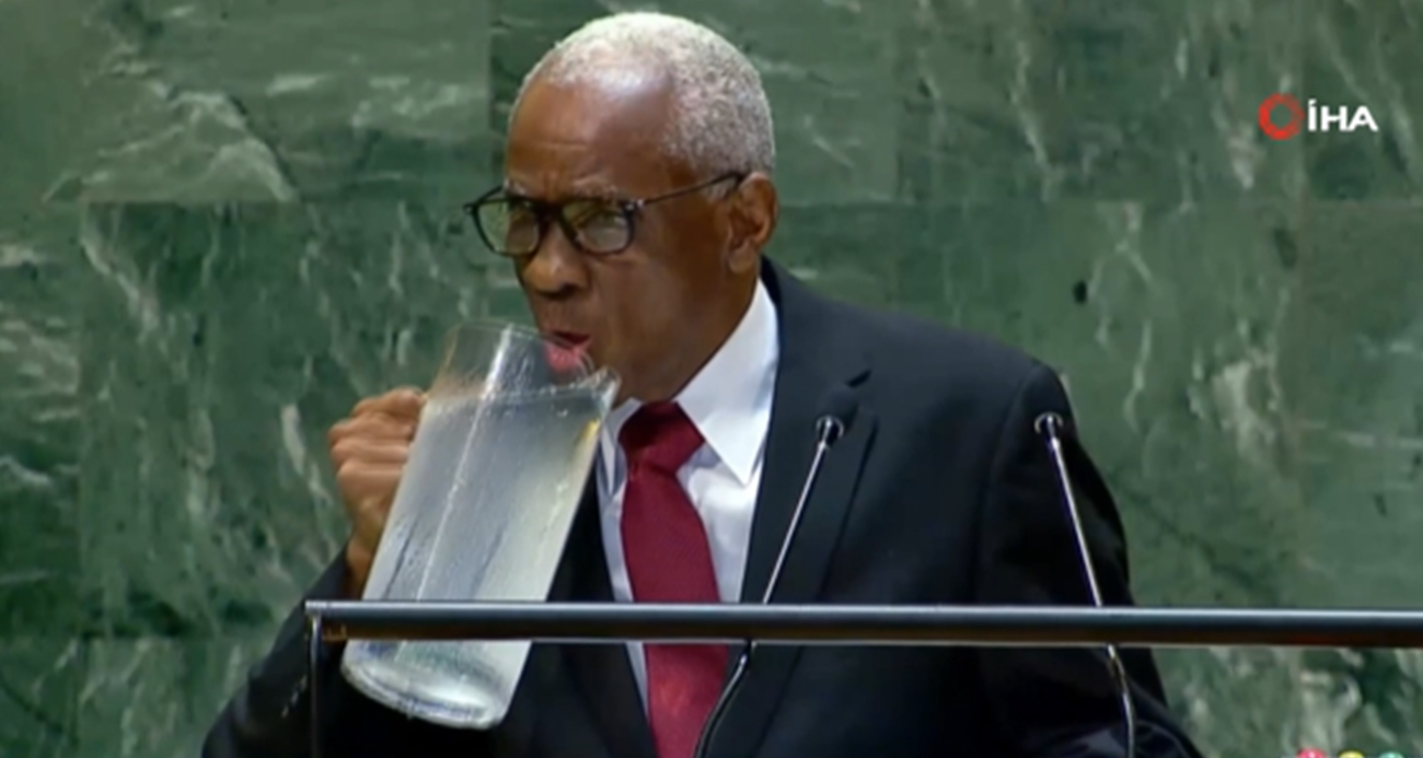 Haiti lideri Fils, BM kürsüsünde bardak yerine sürahiden su içti
