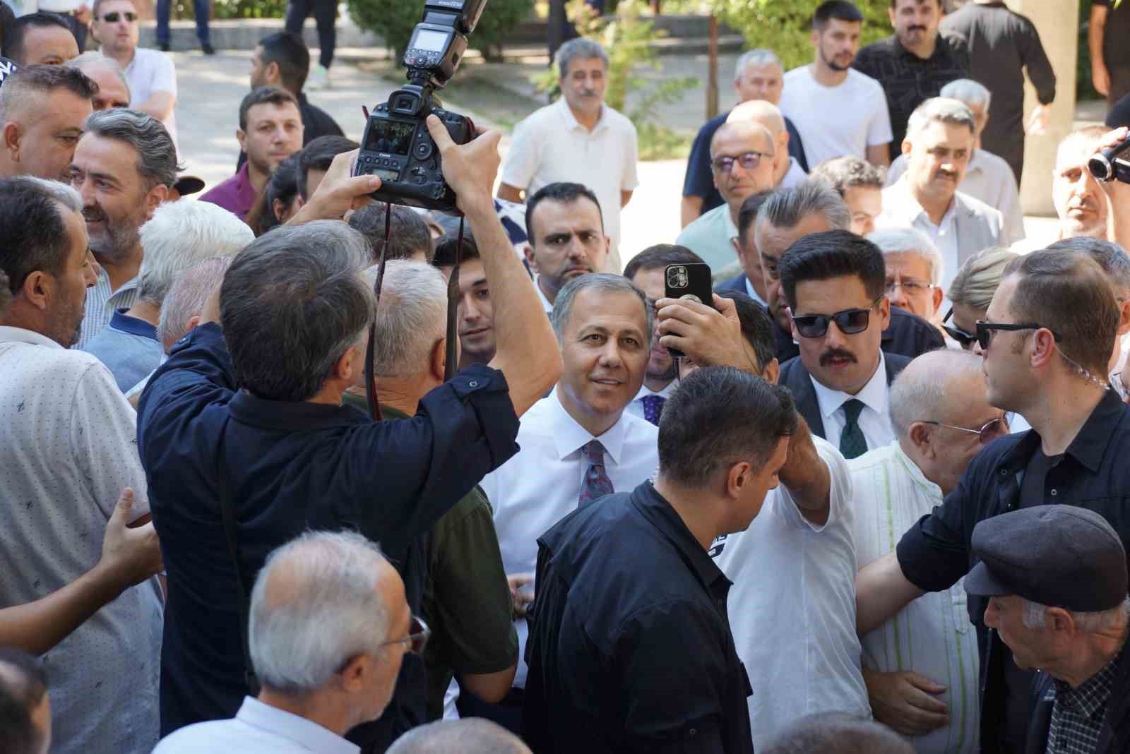 Bakan Yerlikaya’ya Aydın’da vatandaşlardan yoğun ilgi