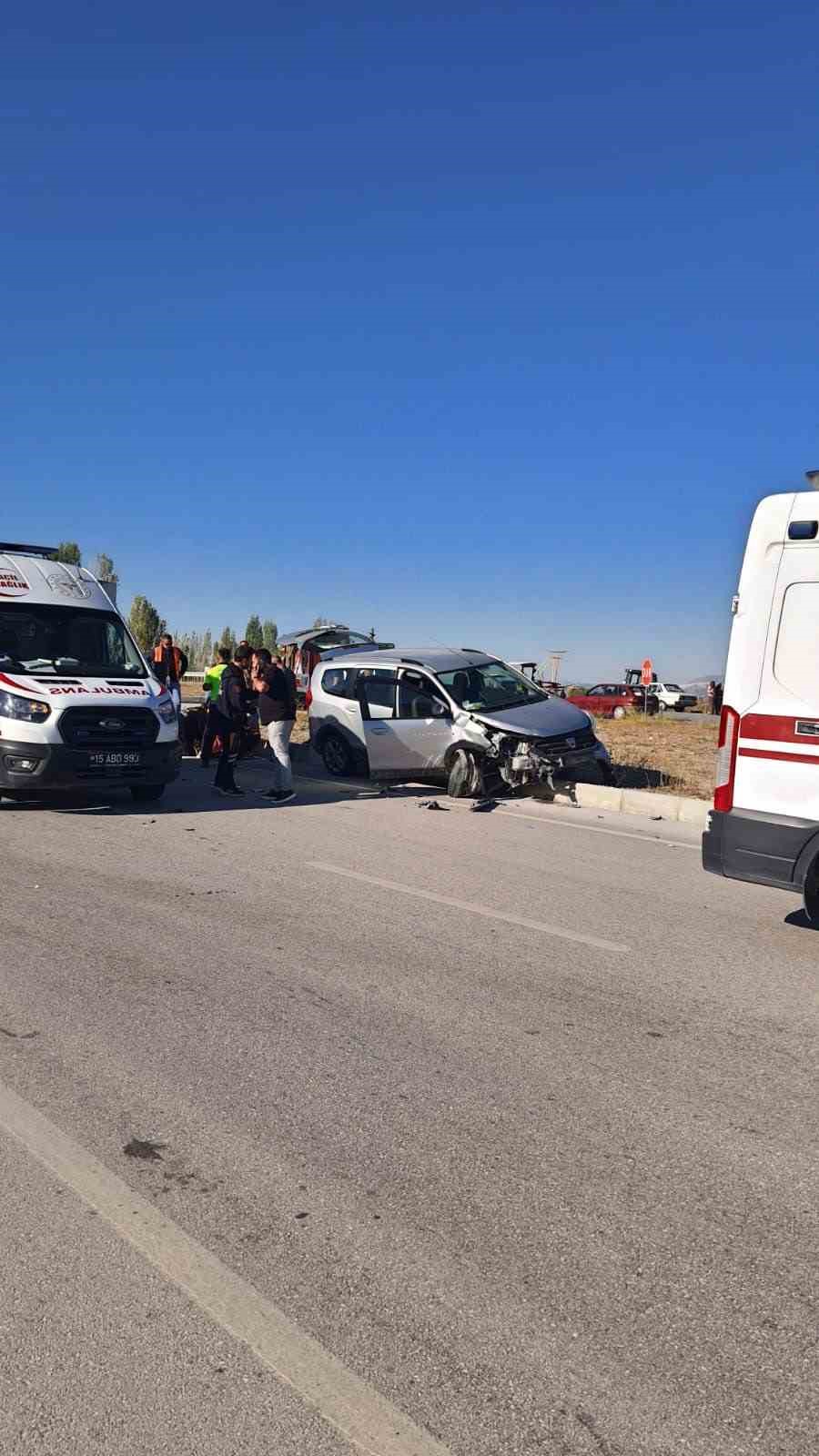 Burdur’da iki otomobil çarpıştı: 7 yaralı