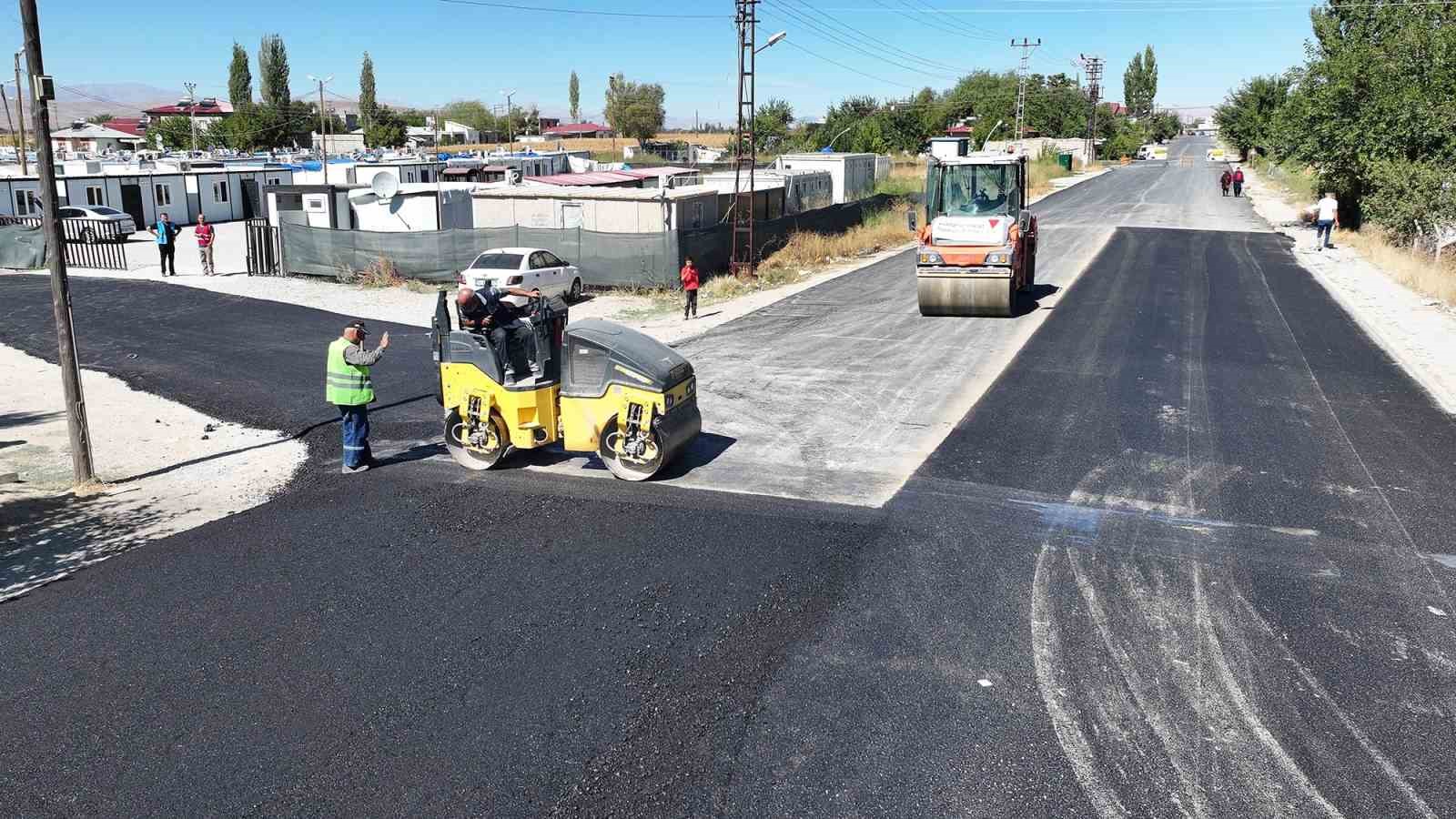 Kahramanmaraş Büyükşehir Belediyesi’nden Elbistan’da asfalt atağı