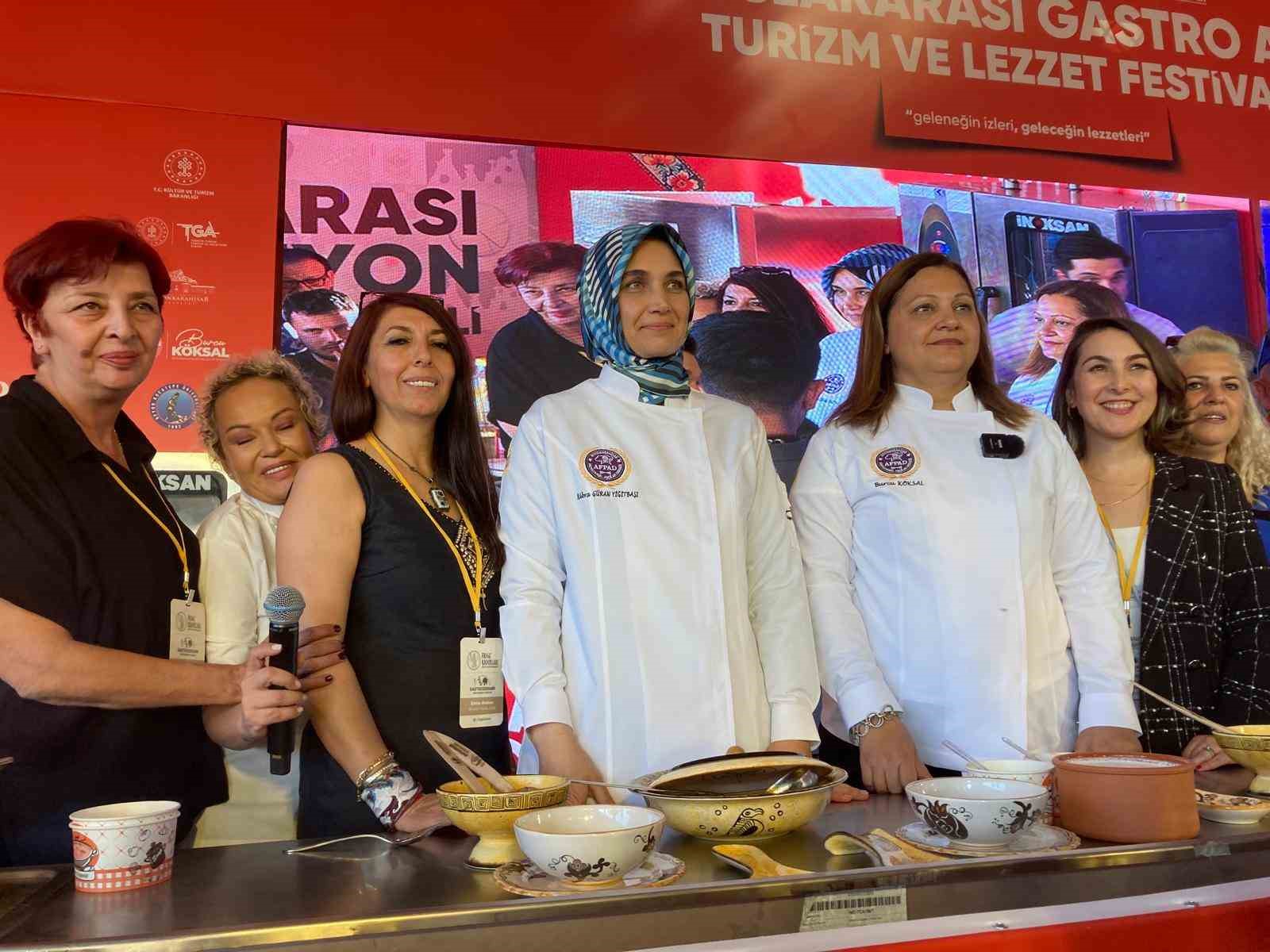 Kütahya Frigg Kadınları, şehrin seramik sanatını ve yerel lezzetlerini festivalde buluşturdu