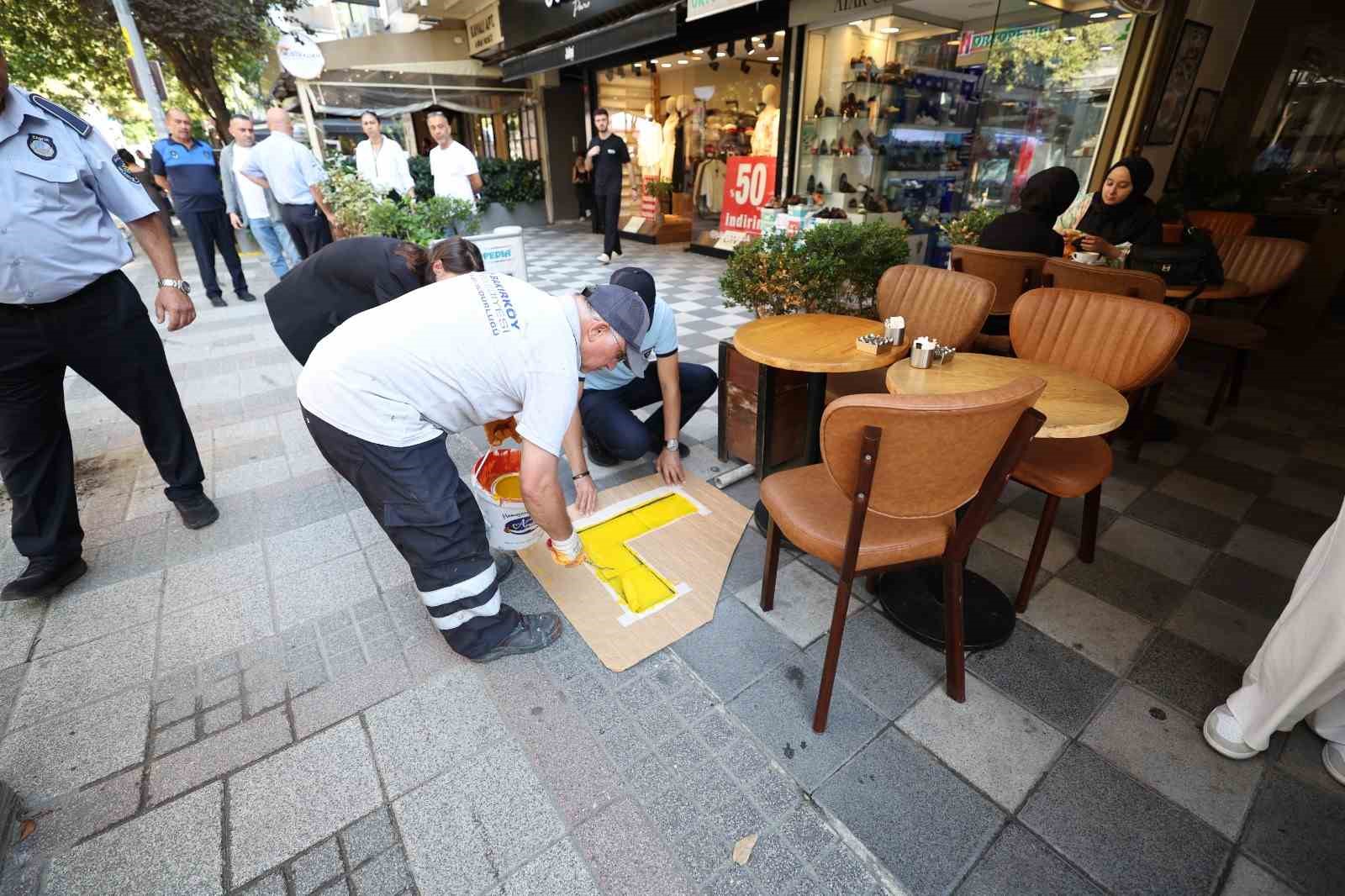 Bakırköy Belediyesi zabıta ekiplerinden işletmelerin kaldırım işgaline karşı çalışma