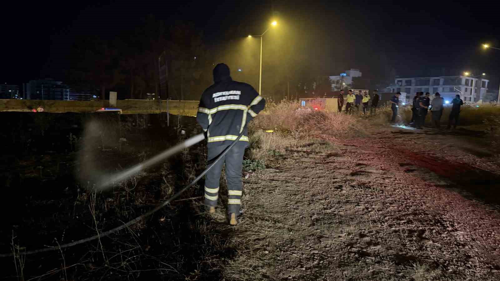 yanginda-alevlerin-arasinda-kalan-kaplumbagayi-polis-ekipleri-kurtardi