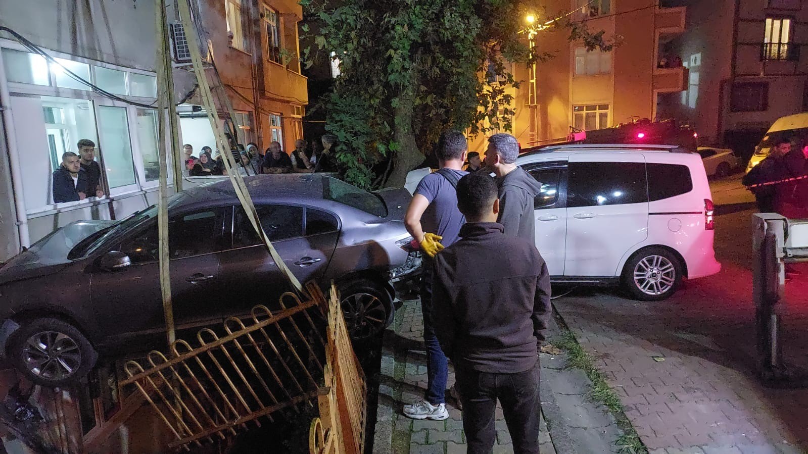 Kağıthane’de freni boşalan ticari araç park halindeki otomobile çarptı: 2 yaralı