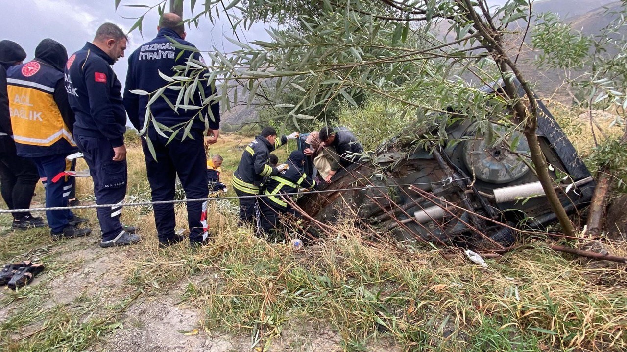 Şarampole uçan otomobildeki kadın kurtarıldı