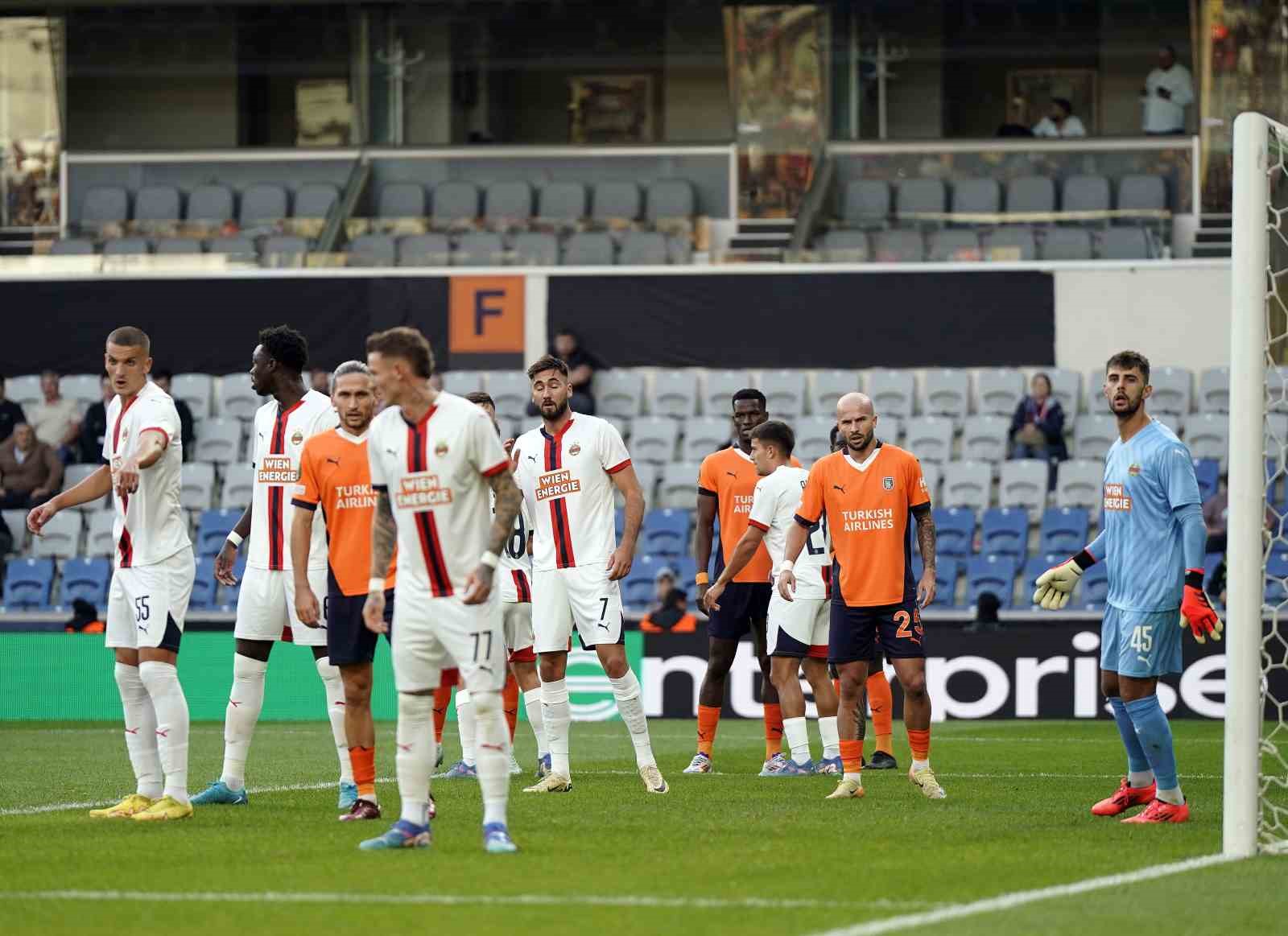 UEFA Konferans Ligi : Başakşehir: 1 - Rapid Wien: 1 (İlk yarı)