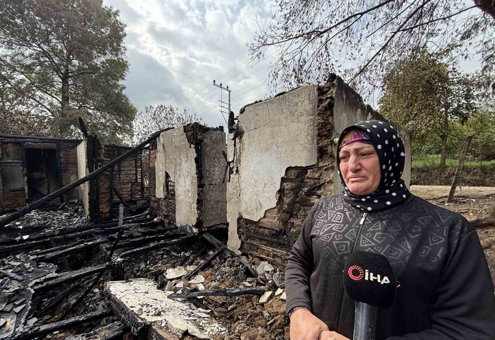 Bu olay Türkiye’yi ağlatacak: Oğlunun hatıralarıyla yaşadığı evi gözlerinin önünde kül oldu