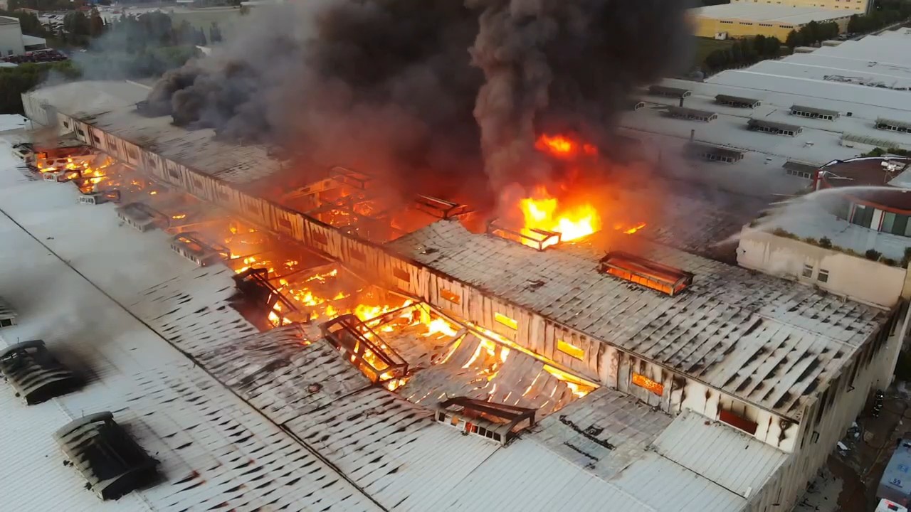 Fabrika yangını yeniden alevlendi: Alevler metrelerce yükseldi