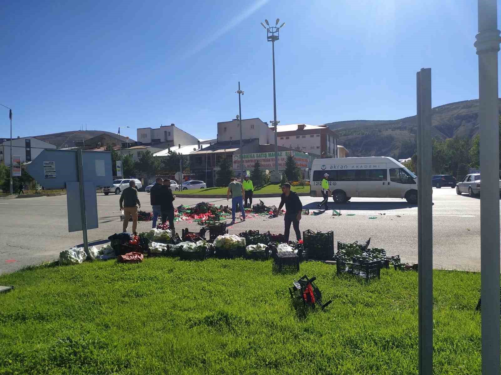 Yola savrulan pikabın içindeki sebze ve meyveler yola saçıldı