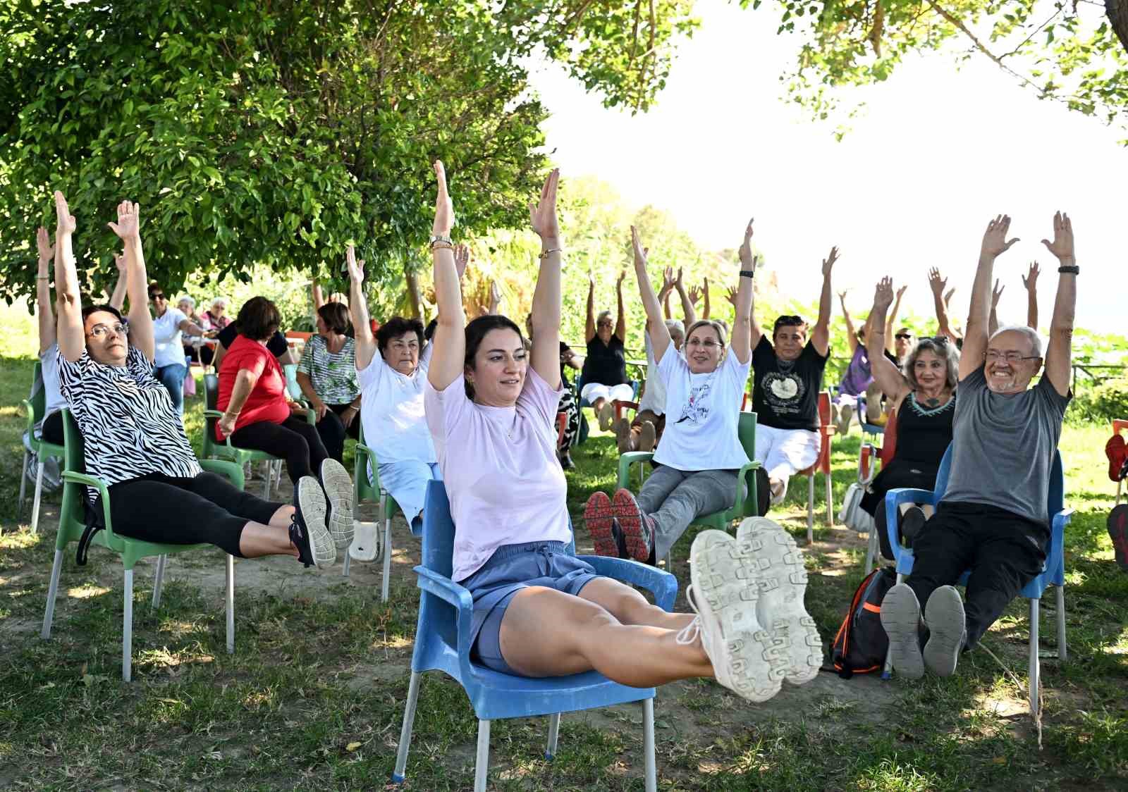 Muratpaşa’dan yaşlılar için yoga etkinliği