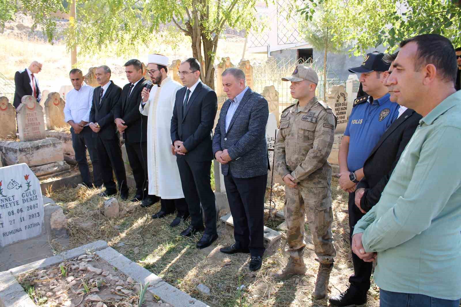 PKK’lı teröristlerin 31 yıl önce şehit ettiği 8’i çocuk 26 vatandaş mezarları başında dualarla anıldı